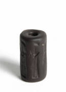 ANTIQUITIES: Assyrian steatite cylinder seal engraved with a scene of two male worshippers approaching an offering table. 1900-1800 BC, production of a foreign workshop in Anatolia (Central Turkey). Length: 2cm. (Copy of attribution by British Museum avai - 2