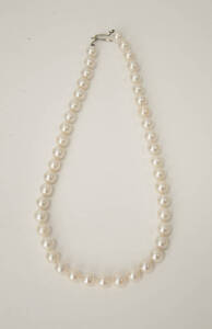 PEARL JEWELLERY: Pearl and diamond pendant; pearl necklace; two pairs of pearl earrings; two loose pearls and a pearl pendant.