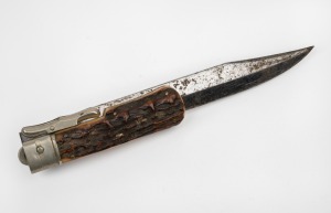An antique folding lever lock knife with antler handle, 19th/20th century, 22cm long when closed.