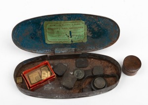 Assorted antique gold weights housed in a pocket tin with original lithograph label, 19th century, the tin 18cm wide.