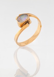 A vintage 14ct gold and opal ring, early to mid 20th century, stamped "585", 2.5 grams.