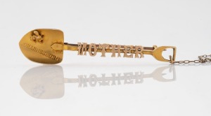 An antique South African 15ct gold miner's brooch emblazoned "MOTHER" 19th/20th century, stamped "Johannesburg", 6cm wide, 4.9 grams.