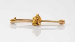 An antique gold nugget specimen brooch on 15ct gold clasp, 19th/20th century, 3.5cm wide, 2.3 grams total.