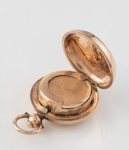An antique 9ct gold sovereign case with engraved decoration, 19th/20th century, 4.5cm high including bow, 12.2 grams total.