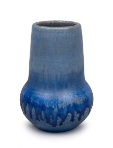 495 · RUSKIN English pottery vase with crystalline blue glaze, stamped "Ruskin, England, 1930", 21cm high.