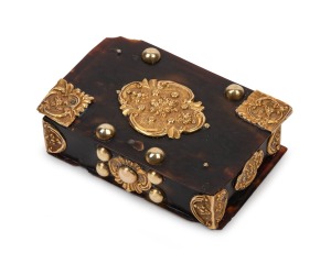 An antique tortoise shell snuffbox handsomely adorned with solid gold fittings, 17th/18th century, 5.8cm wide.