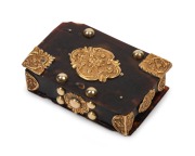 An antique tortoise shell snuffbox handsomely adorned with solid gold fittings, 17th/18th century, ​​​​​​​5.8cm wide.