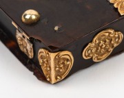 An antique tortoise shell snuffbox handsomely adorned with solid gold fittings, 17th/18th century, ​​​​​​​5.8cm wide. - 3