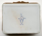 SEVRES antique French green porcelain "SOUVENIR" jewel box with hand-painted putti scene and gilt metal mounts, 19th century, blue factory mark to base, ​​​​​​​7cm wide. - 4
