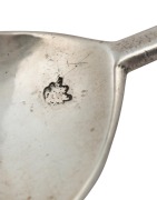 An antique English slip top sterling silver spoon, made by the specialist spoon maker William Cawdell of London in 1585, 15cm long, 38 grams. - 4