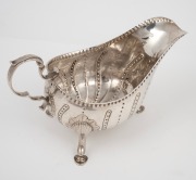 An antique Irish silver sauce boat, made in Dublin, 18th century, ​​​​​​​10cm high, 16cm wide, 153 grams. - 2