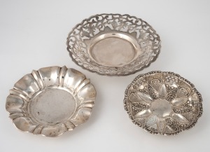 128 · Three assorted antique and vintage silver dishes, 19th/20th century, the largest 16cm wide, 190 grams total.