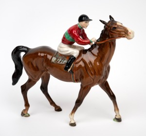 BESWICK WARE vintage English porcelain racehorse and jockey statue, 20th century, black factory mark, 21cm high, 25cm long.