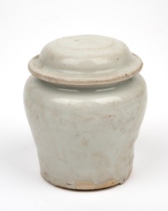 191 · An antique Chinese porcelain lidded pot, Qing Dynasty, 17th/18th century, 7.5cm high. ​​​​​​​PROVENANCE: The Rod Thomas Collection, Melbourne.