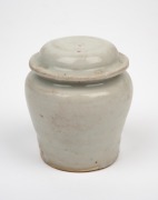 An antique Chinese porcelain lidded pot, Qing Dynasty, 17th/18th century, 7.5cm high. ​​​​​​​PROVENANCE: The Rod Thomas Collection, Melbourne. - 2