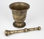 An antique brass mortar and pestle, 18th century, ​​​​​​​13cm high. - 2