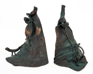 MICHAEL STOREY pair of Australian bronze lizard sculptures, 20th century, 17cm high.