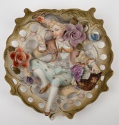 A pair of vintage figural bisque porcelain wall pockets with applied floral decoration, 20th century, ​​​​​​​18cm high. - 4