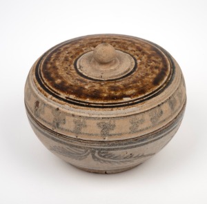 196 · Sawankhalok ware lidded pot, Thailand, 15th/16th century, 8.5cm high, 10cm diameter. ​​​​​​​PROVENANCE: The Rod Thomas Collection, Melbourne.