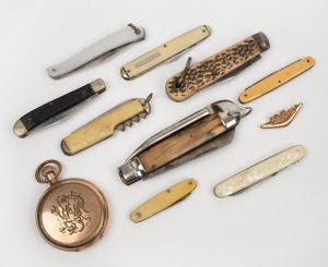 A 9ct gold "MOTHER" brooch (1.7 grams), an antique gold plated pocket watch, together with nine assorted antique and vintage pocket knives, 19th/20th century, (11 items).