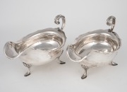 A pair of antique English sterling silver sauce boats, made in Sheffield, circa 1905, ​​​​​​​11cm high, 22cm wide, 690 grams total. - 2