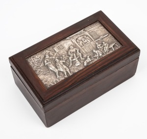 112 · A vintage Dutch silver cigarette box with repousse silver top, 20th century, 6.5cm high, 16cm wide, 9,5cm deep.