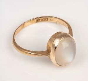 347 · A vintage 18ct gold and moonstone ring, 20th century, stamped "18ct", ​​​​​​​3.2 grams.