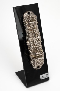 139 · A silver-coloured mezuzah by Ben Zion of Israel, stamped "925", 13cm high, 50 grams.