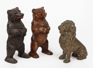 Three antique cast metal money boxes, comprising of two bears and a lion, 19th/20th century, ​​​​​​​the largest 15cm high.
