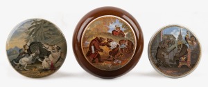471 · Three antique English Prattware pot lids with bear motifs, one example in later timber mounting, mid 19th century, the largest 8.5cm diameter.