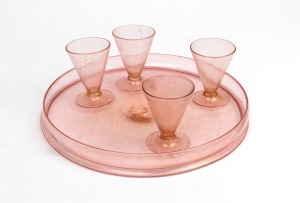 A fine quality peach Murano glass tray with gold foil inclusions, with four matching glasses, circa 1920s, (5 items), the tray 28cm diameter.