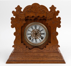 447 · ANSONIA antique American shelf clock in oak case with eight day time and strike movement and Roman numerals, 19th century, ​​​​​​​35.5cm high.