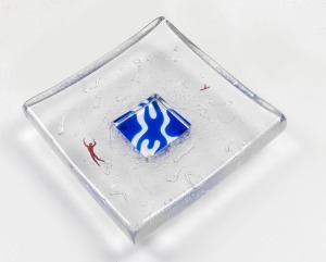 KOSTA BODA Swedish art glass platter, designed by BERTIL VALLIEN, engraved "Kosta Boda, B. Vallien, 79368", 6.5cm high, 22cm wide, 22cm deep.