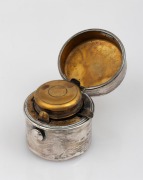 An antique sterling silver travelling inkpot with signature engraved top "Madge", early 20th century, 5cm high. - 2