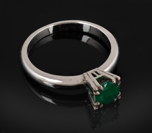 375 · A vintage 14ct white gold ring with a solitaire natural emerald (0.7ct), ​​​​​​​3 grams.
