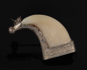 318 · An antique Indian claw and silver mounted brooch, 19th century, ​​​​​​​4cm wide.