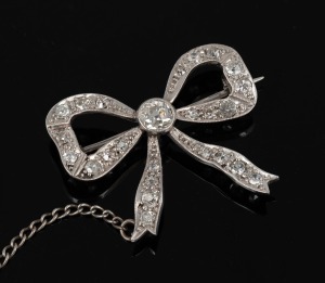 An antique 18ct white gold and diamond bow brooch, early 20th century, 3cm wide, 5.6 grams.