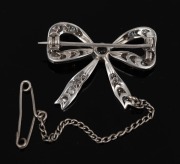 An antique 18ct white gold and diamond bow brooch, early 20th century, ​​​​​​​3cm wide, 5.6 grams. - 2