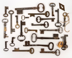 Assorted antique and vintage keys, (23+ items)