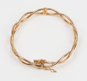 365 · An Italian vintage 9ct gold bangle, 20th century, stamped "375, Italy", ​​​​​​​6.8cm wide, 8.1 grams.