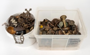 Assorted antique and vintage metal and brass doorknobs, light fittings and accessories etc., (qty). Note: Very heavy.