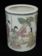 Two Chinese porcelain brush pots together with an antique Chinese blue and white porcelain plate, 19th/20th century, ​​​​​​​the plate 25cm diameter - 2