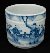 Two Chinese porcelain brush pots together with an antique Chinese blue and white porcelain plate, 19th/20th century, ​​​​​​​the plate 25cm diameter - 5