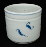 Two Chinese porcelain brush pots together with an antique Chinese blue and white porcelain plate, 19th/20th century, ​​​​​​​the plate 25cm diameter - 6