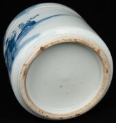 Two Chinese porcelain brush pots together with an antique Chinese blue and white porcelain plate, 19th/20th century, ​​​​​​​the plate 25cm diameter - 7