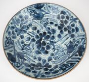 Two Chinese porcelain brush pots together with an antique Chinese blue and white porcelain plate, 19th/20th century, ​​​​​​​the plate 25cm diameter - 8