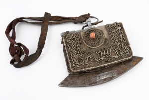 An antique Tibetan flint and tinder set adorned with coral decoration, 19th/20th century, 13cm wide