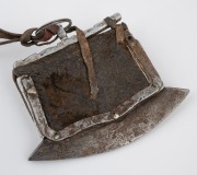 An antique Tibetan flint and tinder set adorned with coral decoration, 19th/20th century, 13cm wide - 2