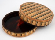 An antique French straw work and tortoise shell circular box, 19th century, 2.5cm wide, 7cm diameter - 2