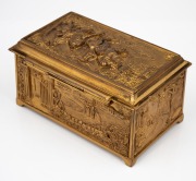 An antique Continental gilt bronze&nbsp;jewellery casket decorated with romantic scenes, 19th/20th century, 7.5cm high, 14.5cm wide, 10cm deep - 4